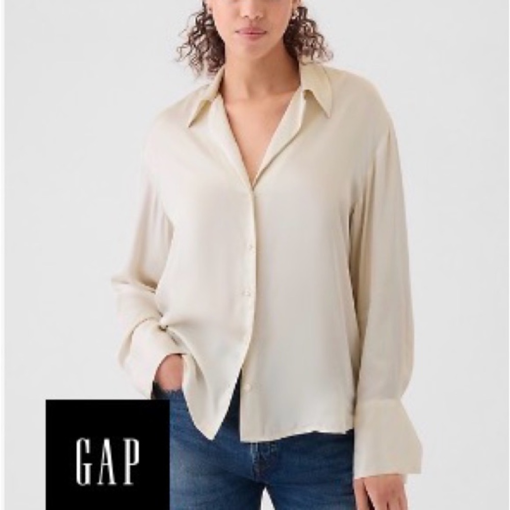 GAP Women's Off-White Button-Down Shirt